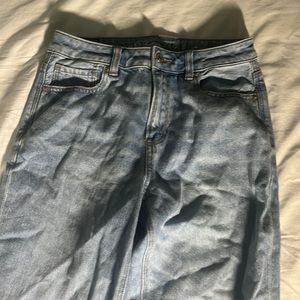 American Eagle strigid lightwash blue jeans no rips